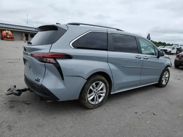 2022 TOYOTA SIENNA XLE  