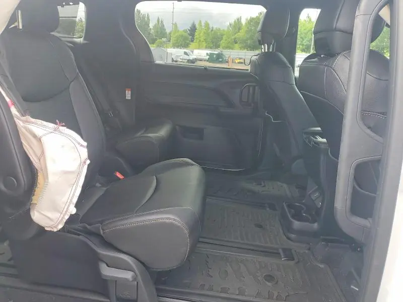 2026 TOYOTA SIENNA WOODLAND EDITION  