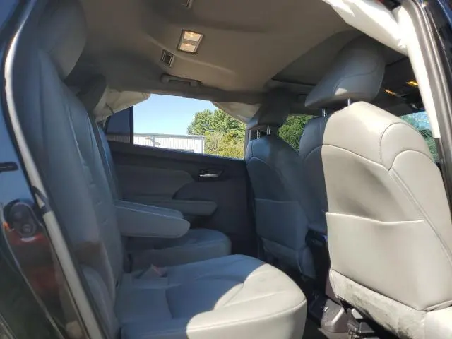 2022 TOYOTA HIGHLANDER XLE  