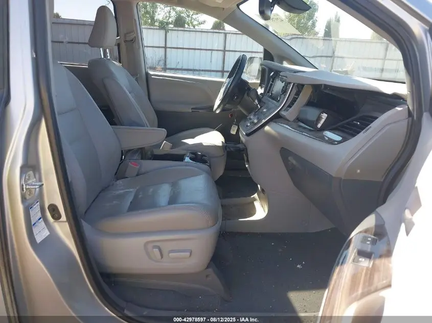 2020 TOYOTA SIENNA XLE
