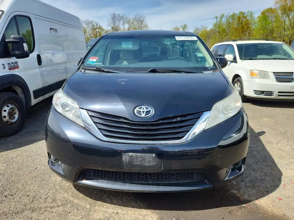 2017 TOYOTA SIENNA LE  