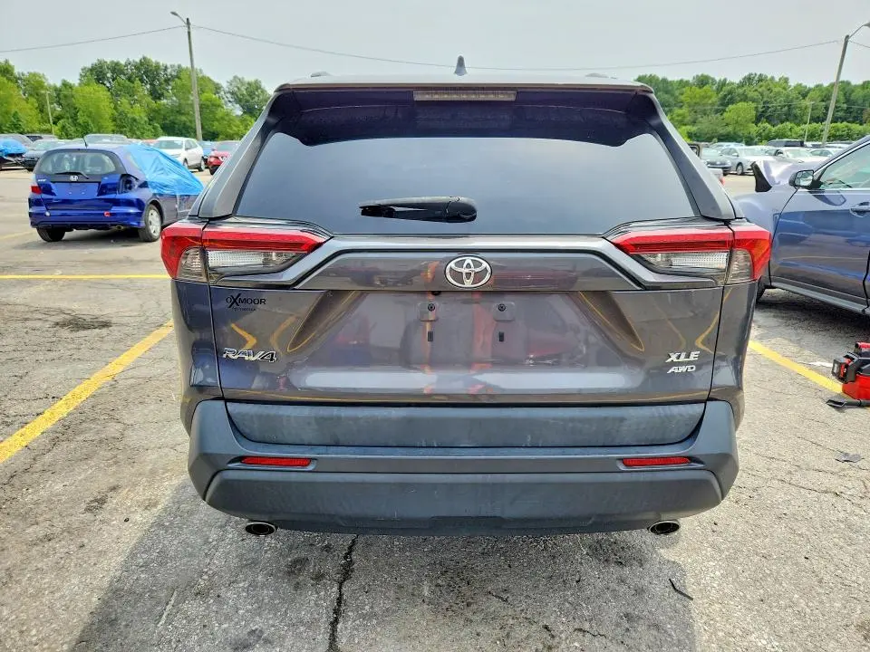 2019 TOYOTA RAV4 XLE  