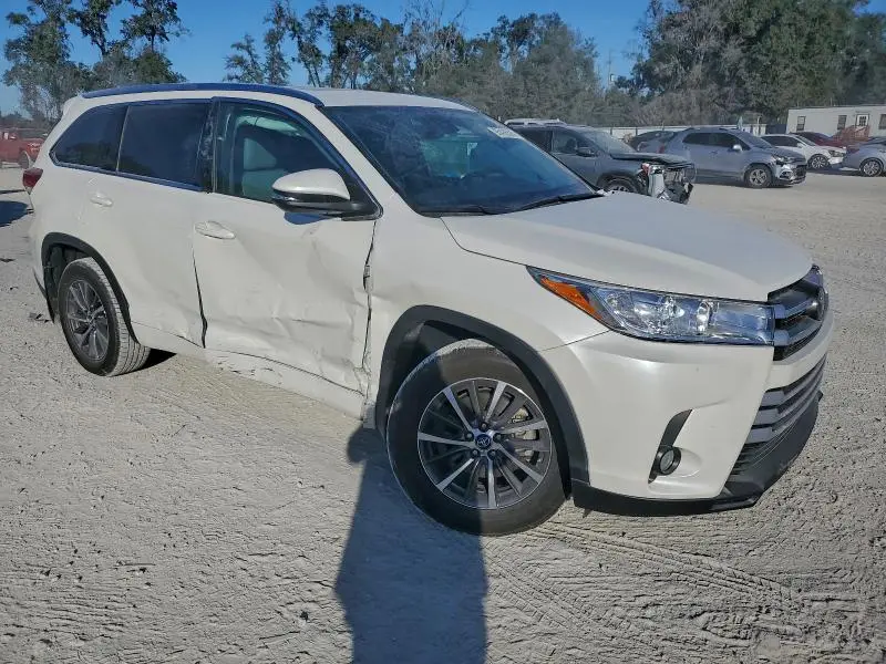 2018 TOYOTA HIGHLANDER SE  