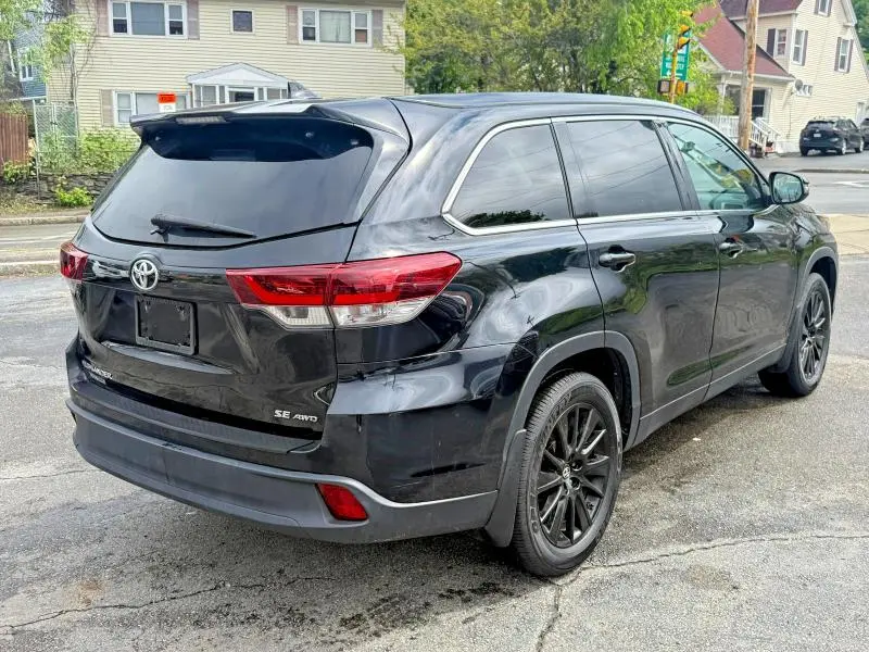 2019 TOYOTA HIGHLANDER SE  