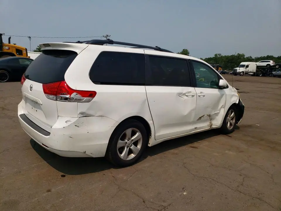 2013 TOYOTA SIENNA LE  