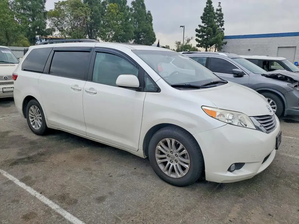 2016 TOYOTA SIENNA XLE  
