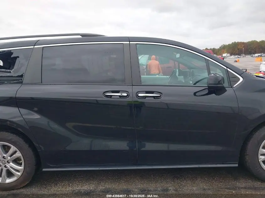 2023 TOYOTA SIENNA XSE