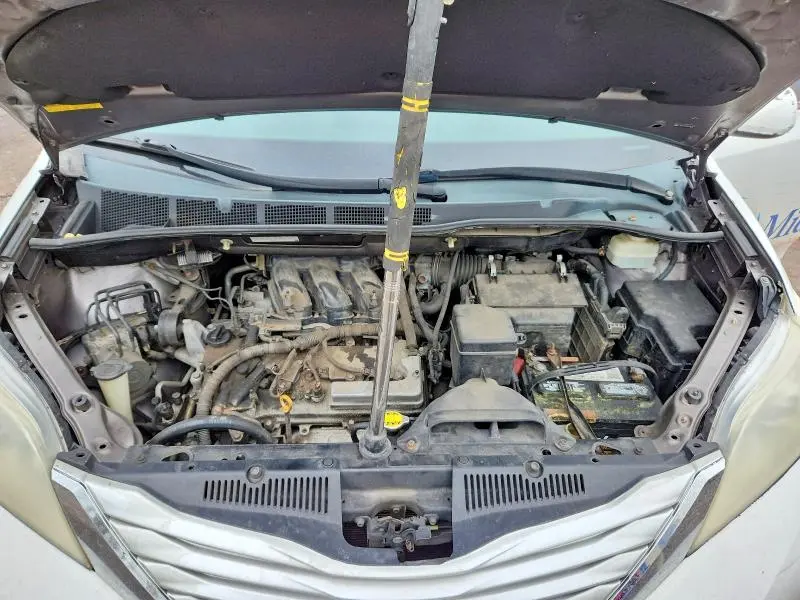 2011 TOYOTA SIENNA LE 8-PASSENGER  