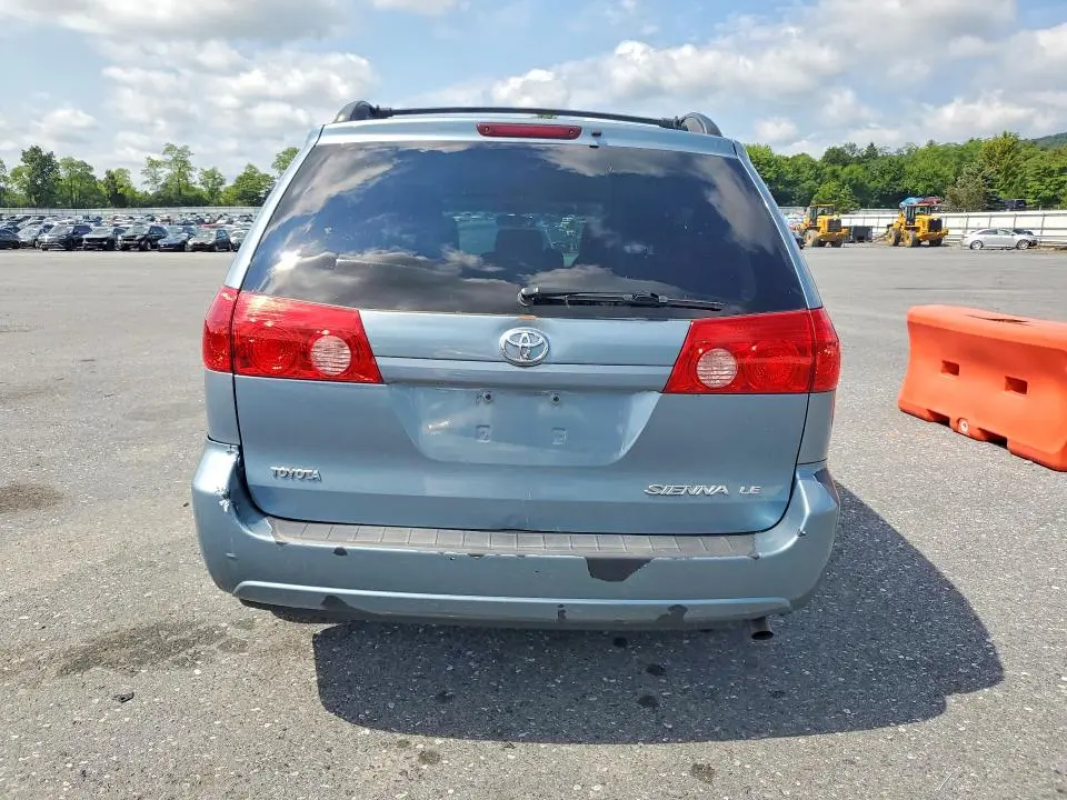 2010 TOYOTA SIENNA LE 8-PASSENGER  