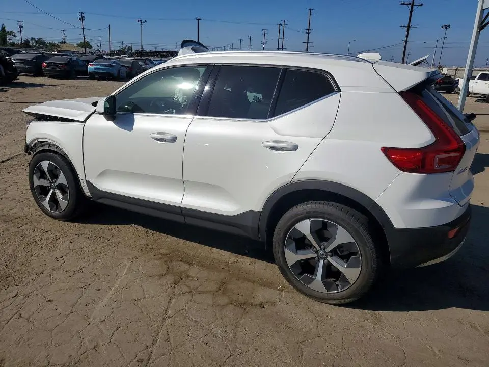 2024 VOLVO XC40 CORE  