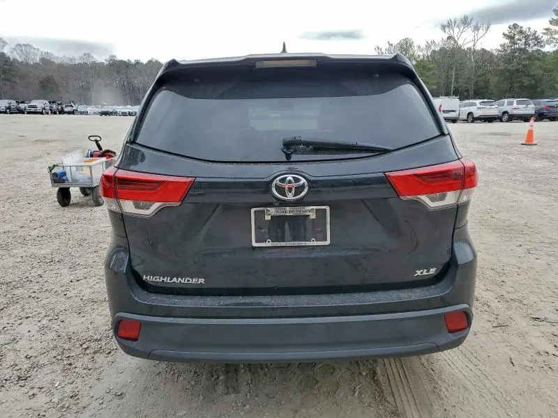 2018 TOYOTA HIGHLANDER SE  