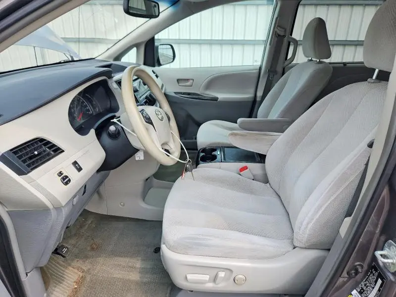 2014 TOYOTA SIENNA LE  