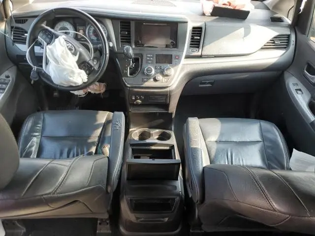 2017 TOYOTA SIENNA SE  