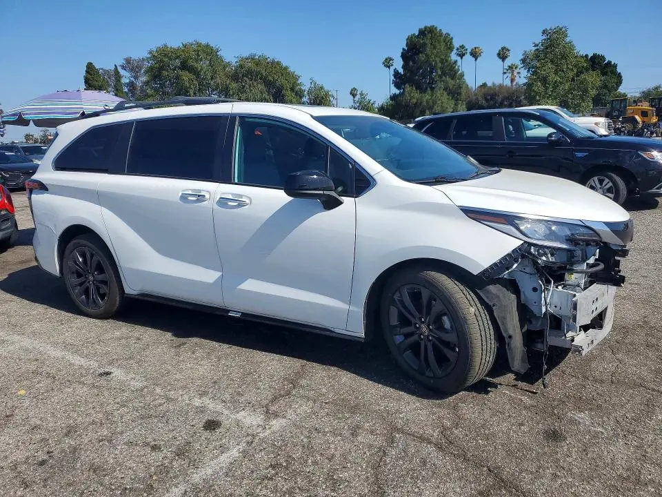 2022 TOYOTA SIENNA XSE  
