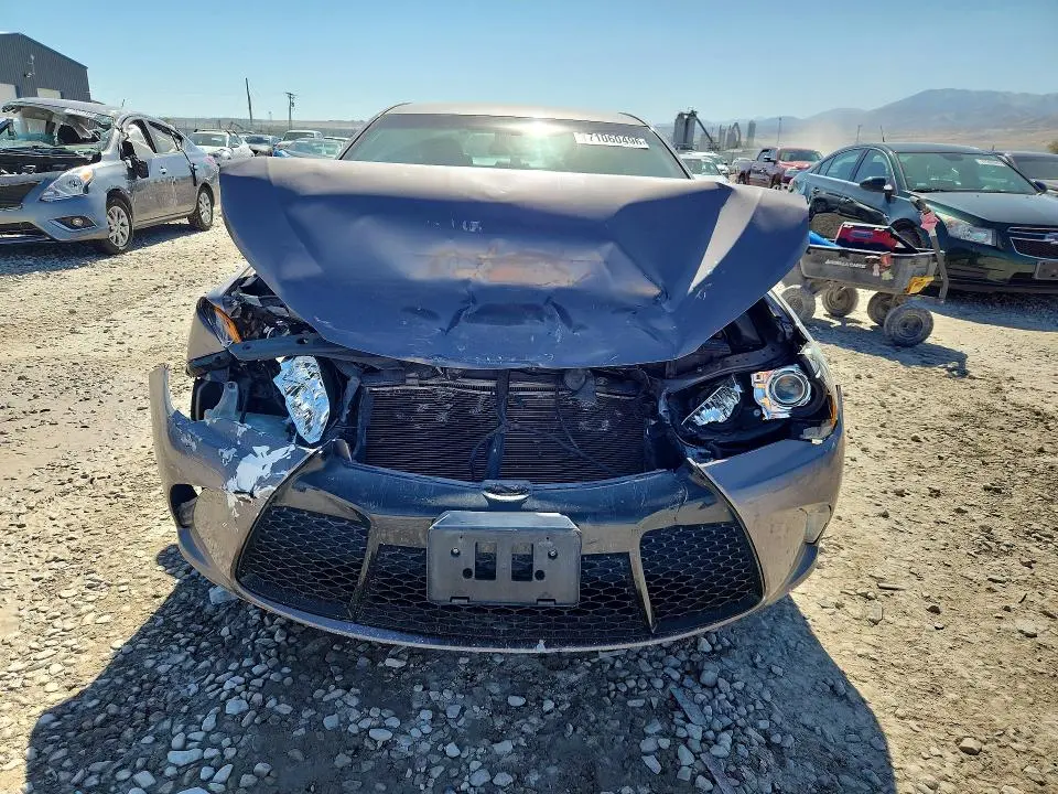 2016 TOYOTA CAMRY SE  