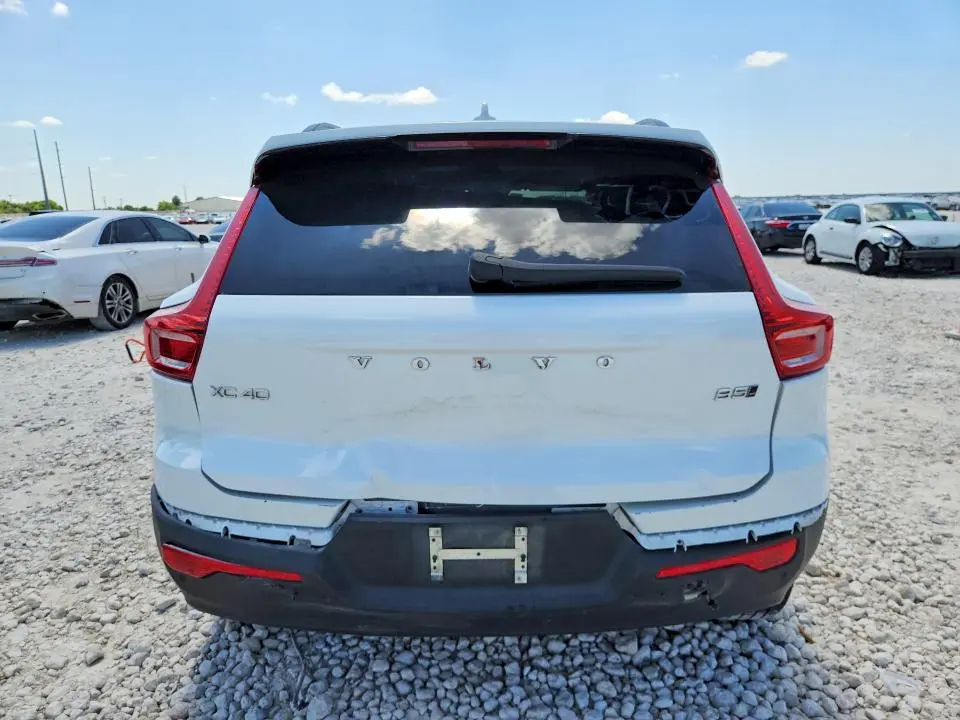 2023 VOLVO XC40 PLUS  