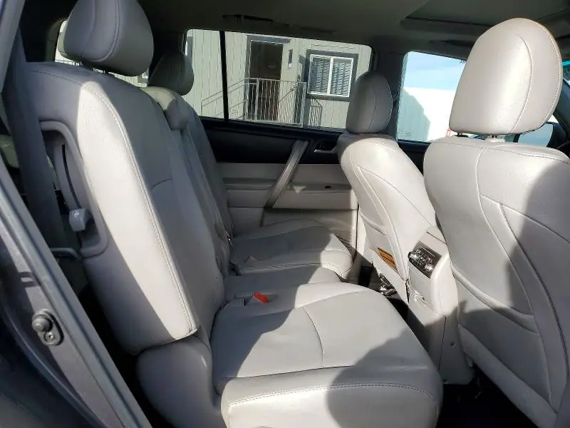 2012 TOYOTA HIGHLANDER SE  