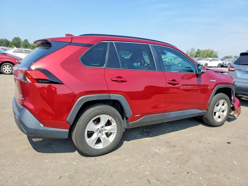 2021 TOYOTA RAV4 XLE  
