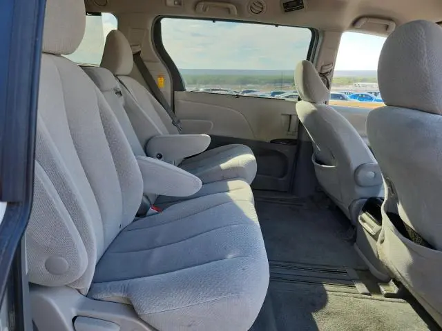 2014 TOYOTA SIENNA LE  