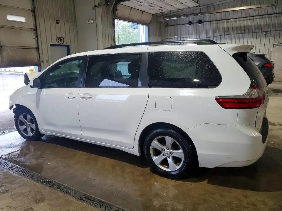 2017 TOYOTA SIENNA LE  