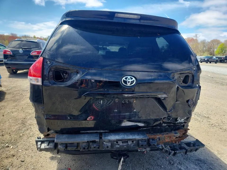 2013 TOYOTA SIENNA LE  
