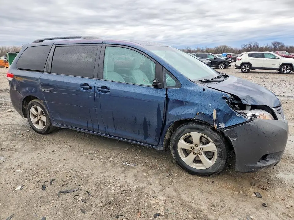2011 TOYOTA SIENNA LE 8-PASSENGER  