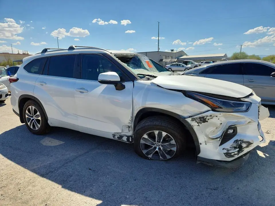 2026 TOYOTA HIGHLANDER XLE  