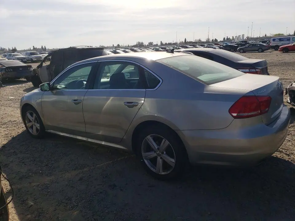 2013 VOLKSWAGEN PASSAT SE  