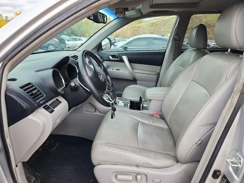 2013 TOYOTA HIGHLANDER SE  