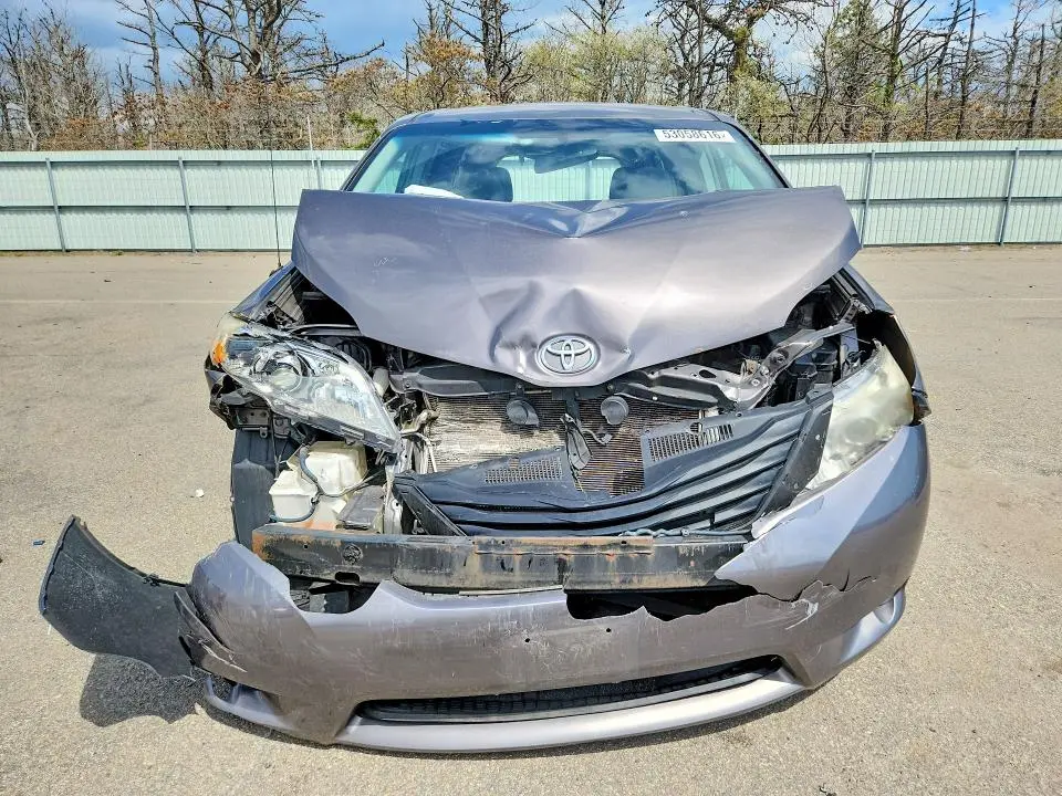 2013 TOYOTA SIENNA   