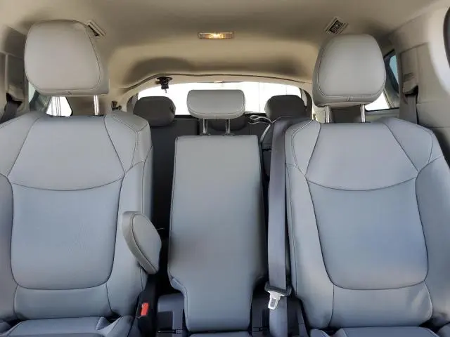 2021 TOYOTA SIENNA XLE  