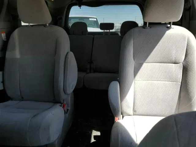 2017 TOYOTA SIENNA LE  