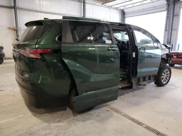 2021 TOYOTA SIENNA XLE  