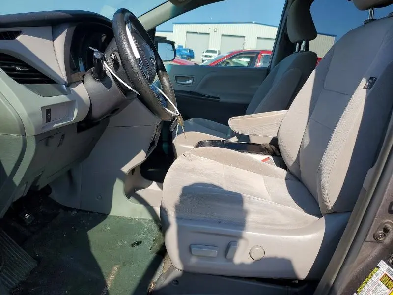 2017 TOYOTA SIENNA LE  
