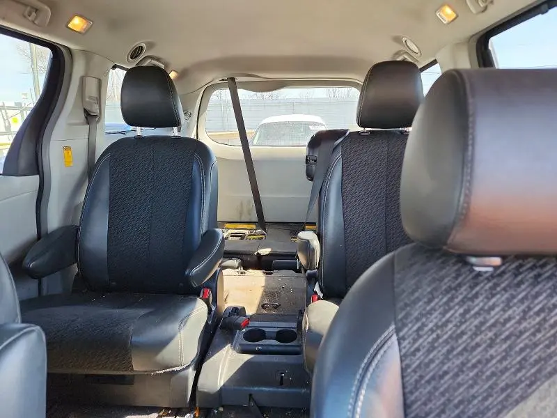 2014 TOYOTA SIENNA SE 8-PASSENGER  