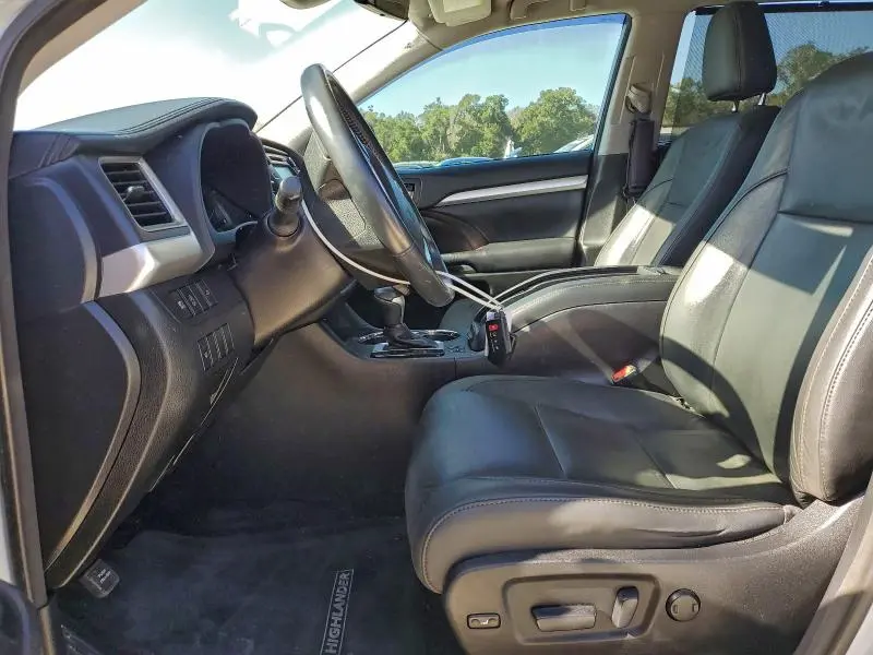 2017 TOYOTA HIGHLANDER SE  