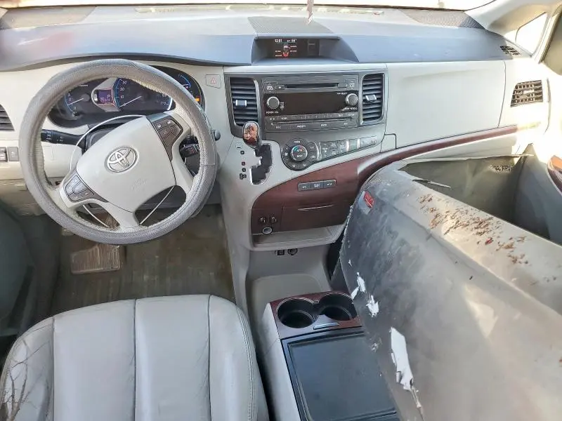 2014 TOYOTA SIENNA XLE 8-PASSENGER  