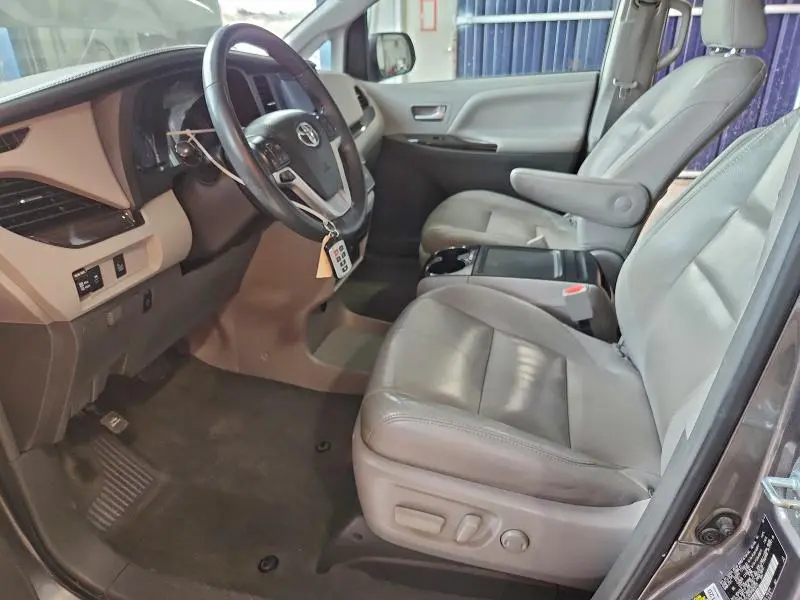 2017 TOYOTA SIENNA XLE  