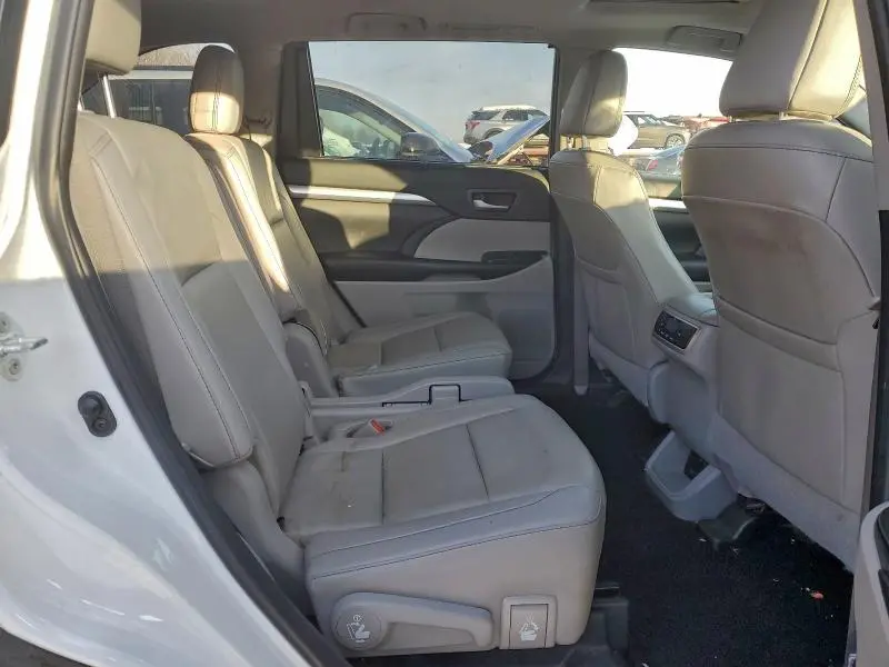 2019 TOYOTA HIGHLANDER SE  