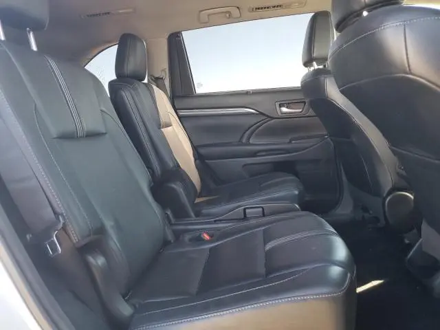 2017 TOYOTA HIGHLANDER SE  