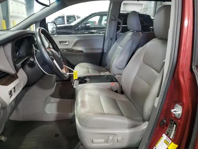 2017 TOYOTA SIENNA XLE  