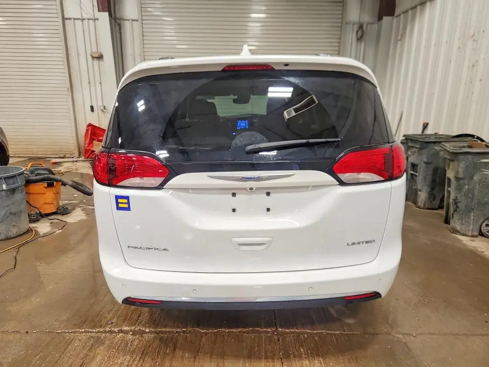 2017 CHRYSLER PACIFICA LIMITED  