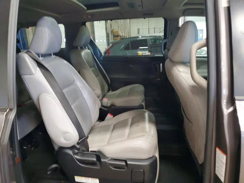 2017 TOYOTA SIENNA LIMITED PREMIUM 7-PASSENGER  