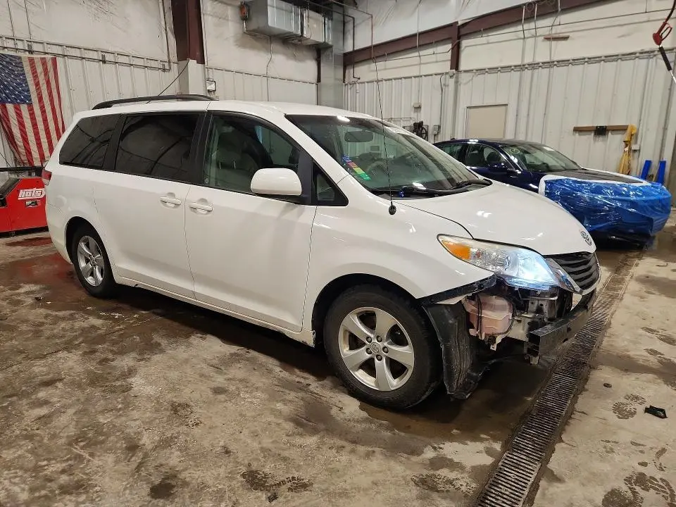 2014 TOYOTA SIENNA LE 8-PASSENGER  