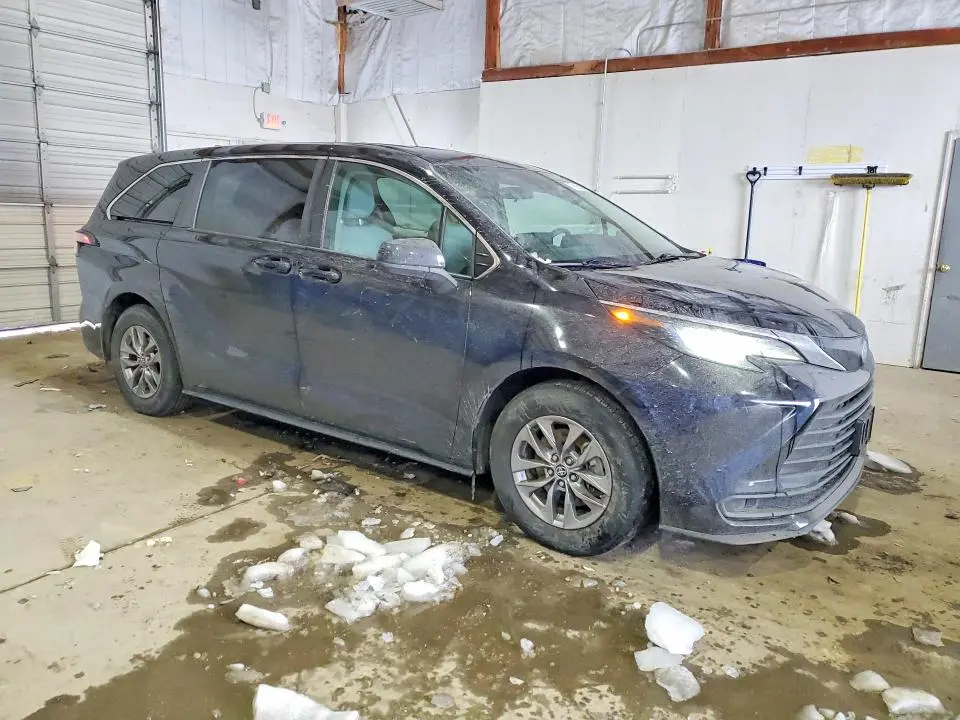 2022 TOYOTA SIENNA LE  