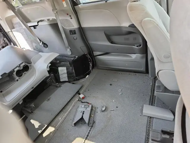 2017 TOYOTA SIENNA LE  