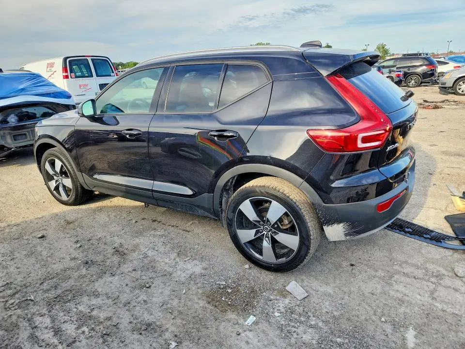 2020 VOLVO XC40 T5 MOMENTUM  