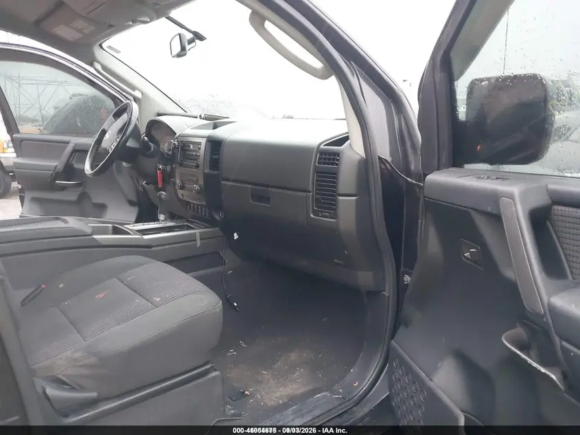 2010 NISSAN TITAN SE