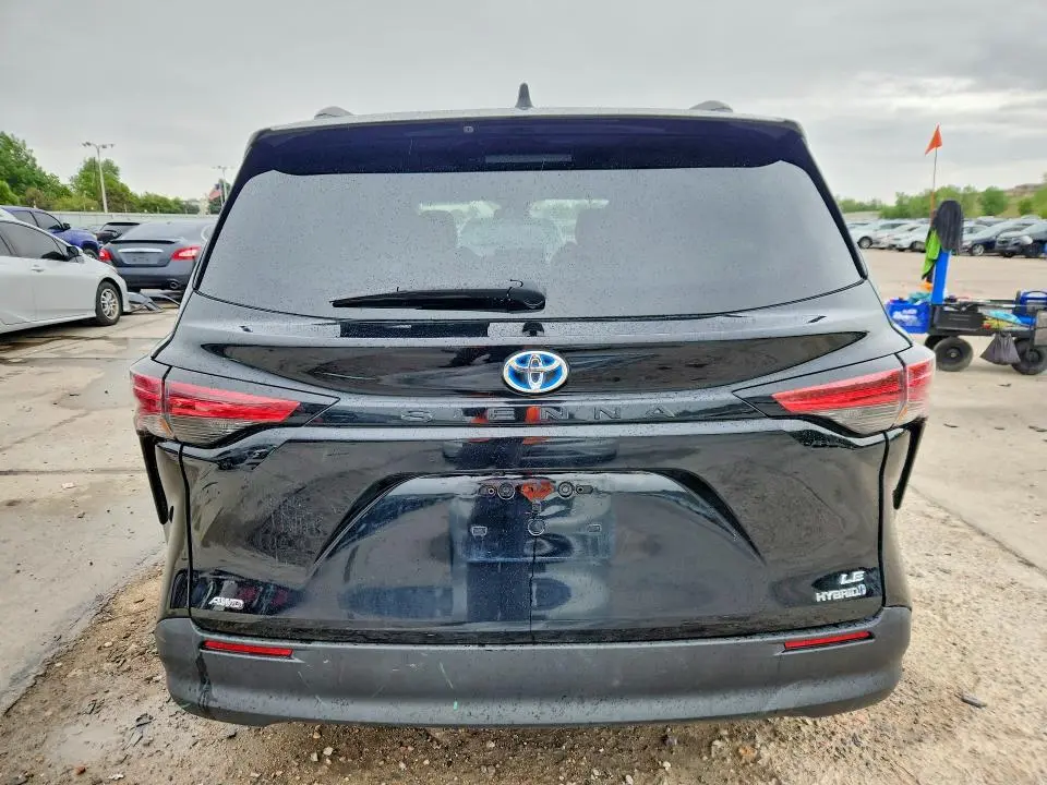2022 TOYOTA SIENNA LE  