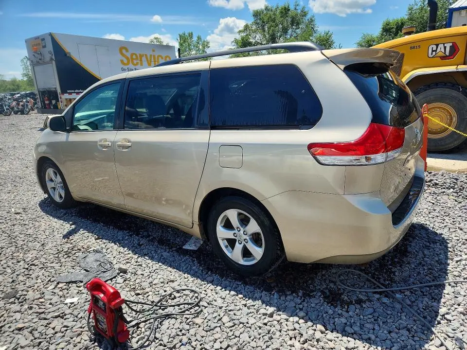 2013 TOYOTA SIENNA LE  